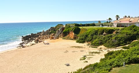 Beach nearby, sun loungers, beach towels