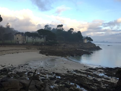 Beach nearby, sun loungers, beach towels