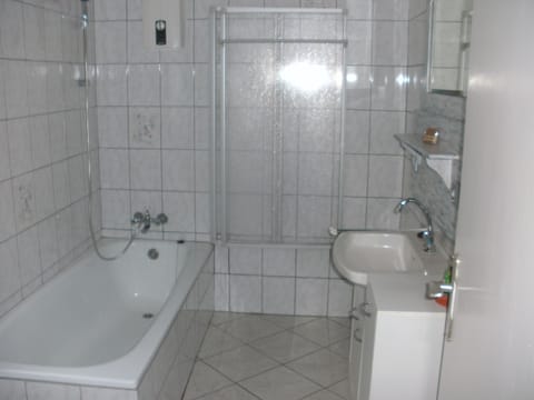 Combined shower/tub