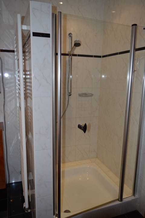 Combined shower/tub, hair dryer, towels