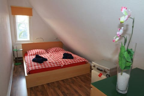 3 bedrooms, iron/ironing board, travel crib, WiFi