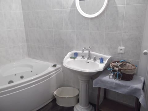 Bathtub, jetted tub, hair dryer, towels