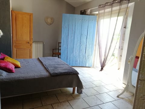 5 bedrooms, iron/ironing board, WiFi, bed sheets