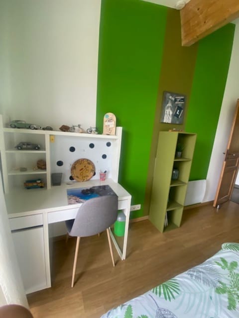 3 bedrooms, desk, iron/ironing board, travel crib