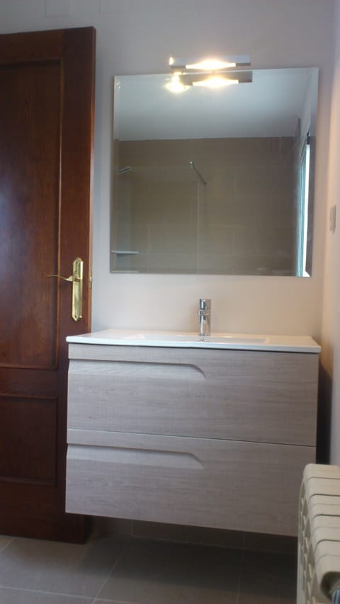 Combined shower/tub, hair dryer, bidet, towels