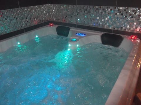 Indoor spa tub