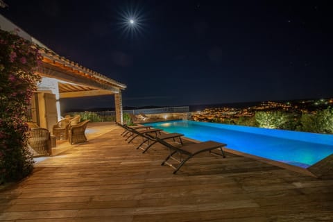 Outdoor pool, an infinity pool