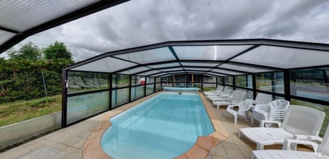 Piscine au sel, naturellement chauffée par le soleil de Mai à Octobre. 15pers. Maxi