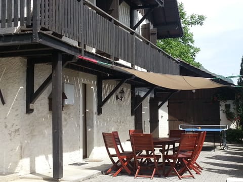 80 m² terrace: table, shade sail and ping-pong