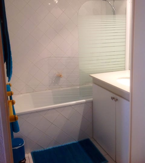 Combined shower/tub, hair dryer, towels