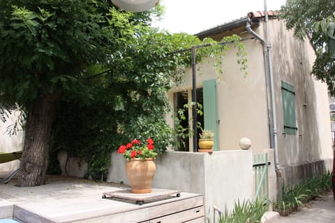 House with shaded terrace and optional spa in NÎMES House in Nimes
