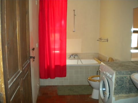 Combined shower/tub, hair dryer, towels