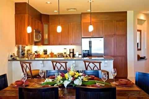 Entertain and Dine Hawaiian Style