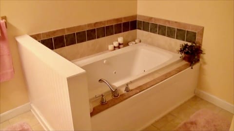 Combined shower/tub, jetted tub, hair dryer, towels