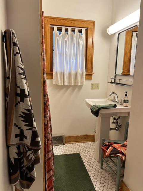 Combined shower/tub, towels, toilet paper