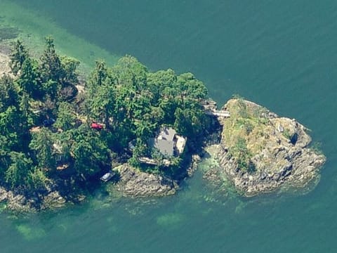 Coal Point. Main house (middle), guest cottage (left side), and private island.