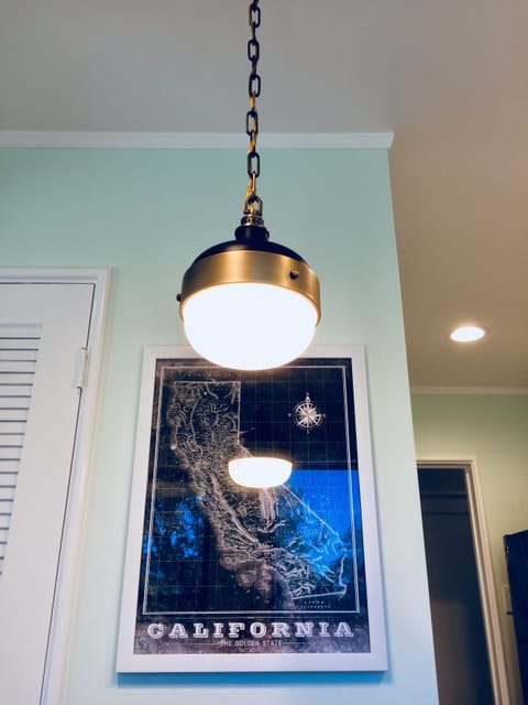 Pendant light at kitchen table