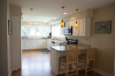 Private kitchen | Fridge, microwave, oven, stovetop