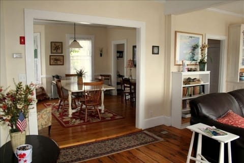 Dining room off LR w/ expandable table, and reading nook, too!
