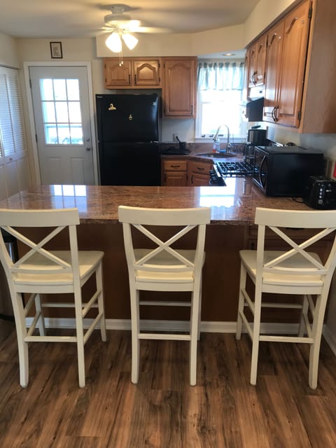 Kitchen w/counter seating for 3