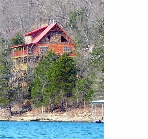 Great water views from the huge decks, private dock and close to Eureka Springs!
