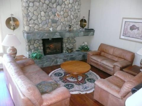 Villa Lago Home- Perfect for a large family - 4 BD\/5 BTH House in June Lake