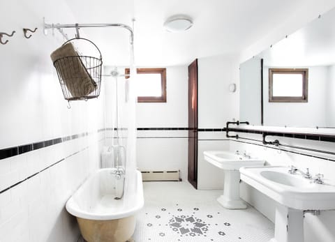 Bathroom | Combined shower/tub, hair dryer, towels