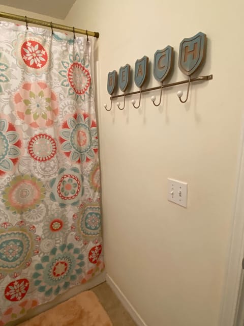 Combined shower/tub, hair dryer, towels