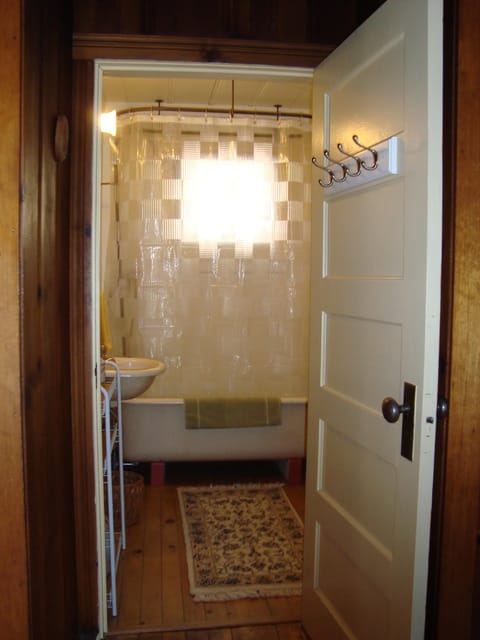 Combined shower/tub, eco-friendly toiletries, towels, soap