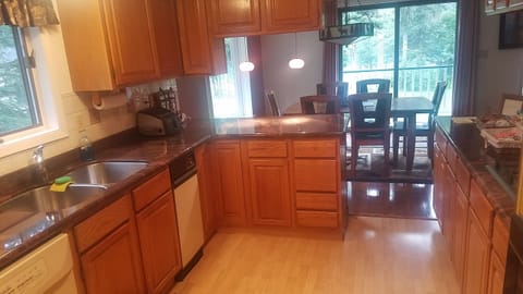 Full-size fridge, microwave, oven, stovetop