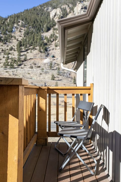 Balcony with views of the mountains.