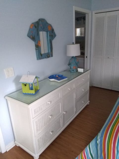 2 bedrooms, desk, iron/ironing board, travel crib