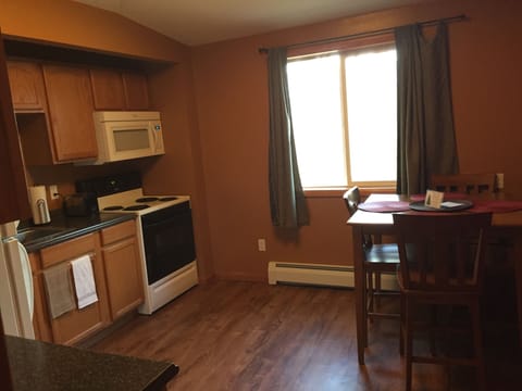 Full kitchen/dining area