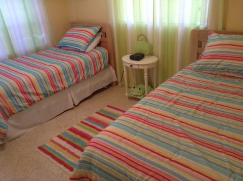 3 bedrooms, desk, iron/ironing board, travel crib