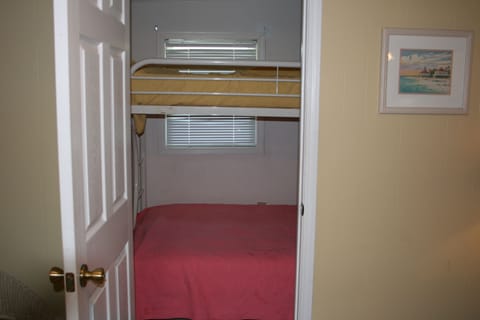 3 bedrooms, iron/ironing board, travel crib, free WiFi