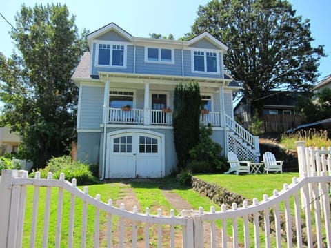 Charming home with modern amenities, big front yard and private back garden