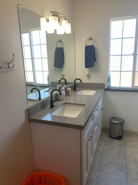 Combined shower/tub, jetted tub, hair dryer, towels