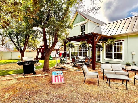 Pecan Cottage backyard- Propane grill, corn hole, sitting area, ring toss