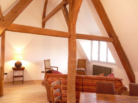 Amazing beams, cathedral ceilings, Spectacular views of Royal Palace from Salon!