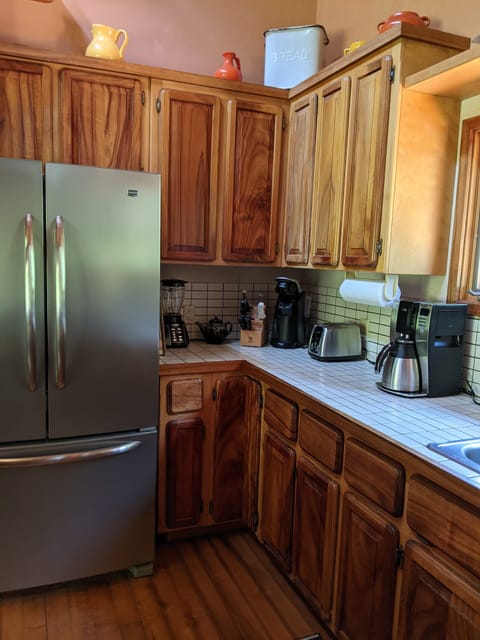 Drip coffee maker, toaster, Keurig, blender and knives