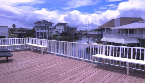 The gigantic 2nd story deck facing the lagoon