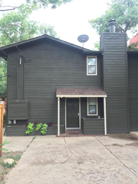 Quiet, covienient entry just a few steps from the parking spot and 7th & Pearl