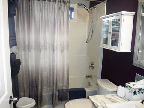 Combined shower/tub, hair dryer, slippers, heated floors