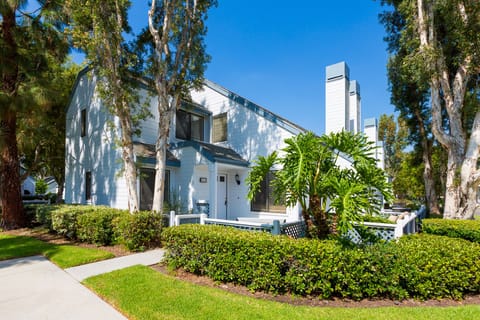 PREMIER HOST-Private corner location, quiet & serene. Nobody above or below you!