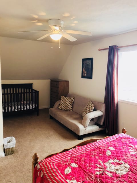 3 bedrooms, iron/ironing board, cribs/infant beds, travel crib