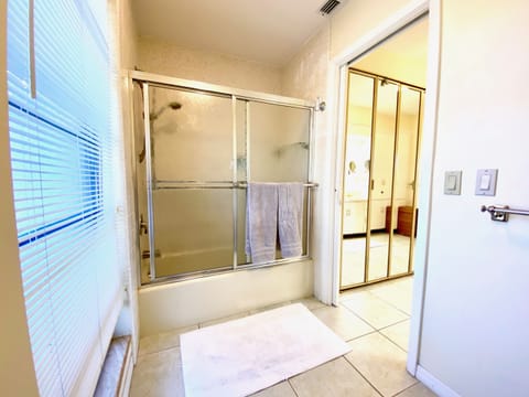 Combined shower/tub, hair dryer, towels