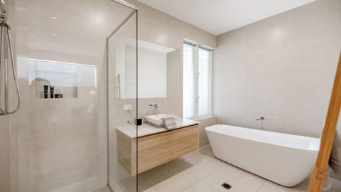 Combined shower/tub, hair dryer, towels