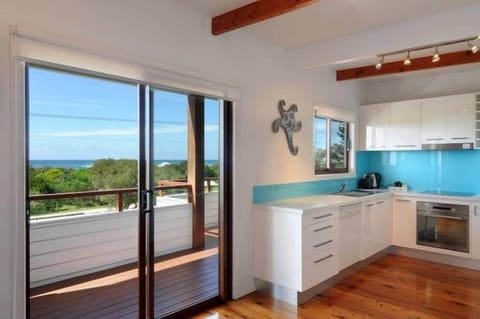 Ocean Spray Beach House mit Aussicht house in New South Wales
