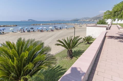 Beach nearby, sun loungers, beach towels