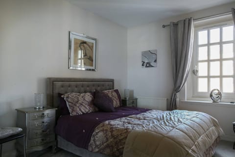 Central Yet Quiet Luxury 2 bedroom Flat, Newly Refurbished Condo in Edinburgh